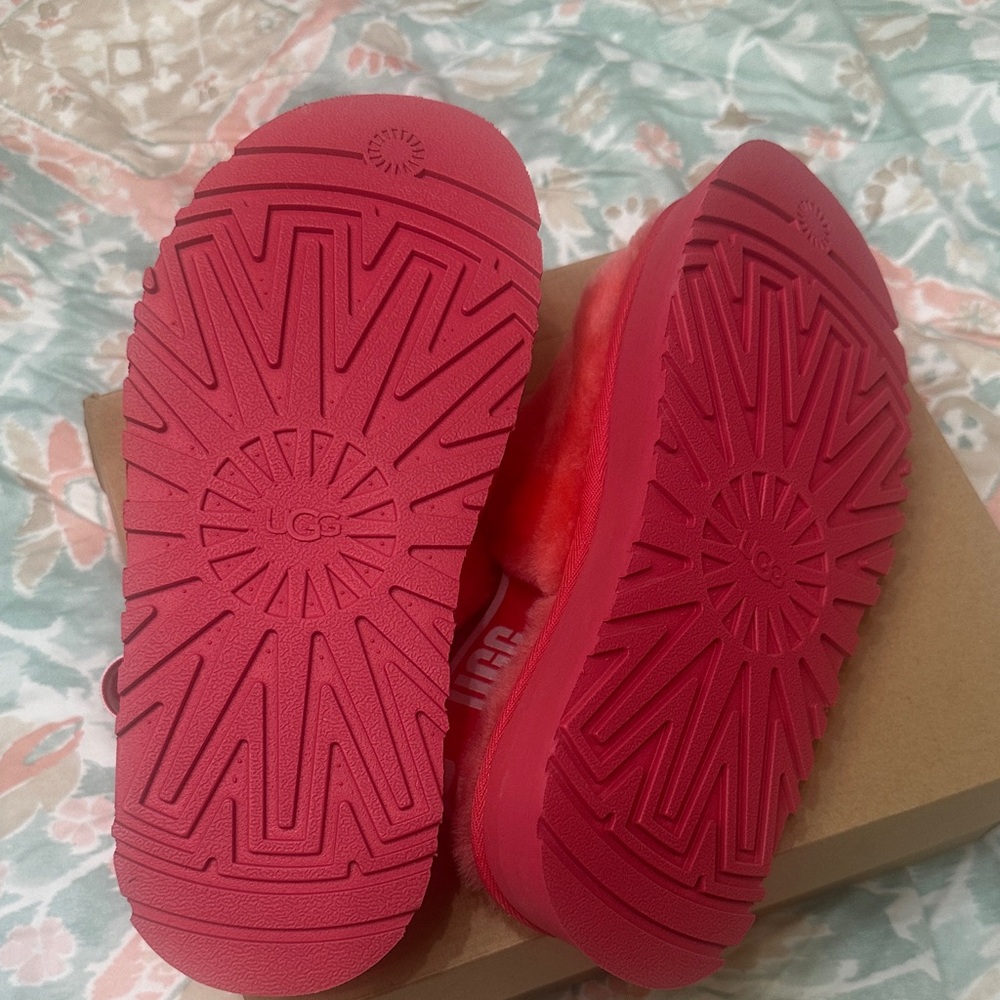 UGG Vibrant Red Fluffy Slides - Picture 3 of 3